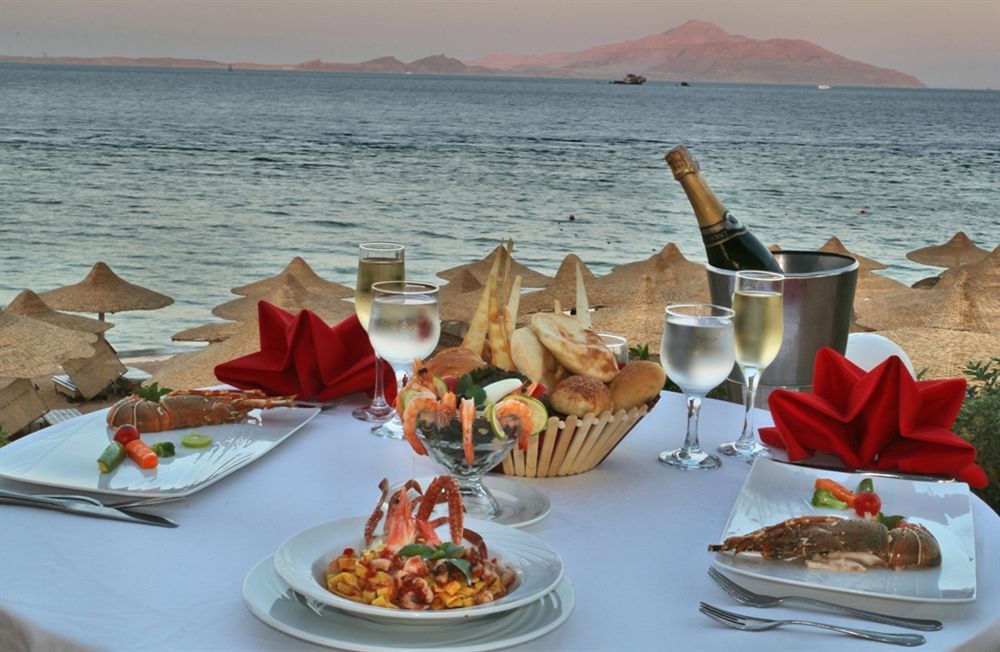Charmillion Club Resort Charm el-Cheikh Extérieur photo A meal at a beach resort